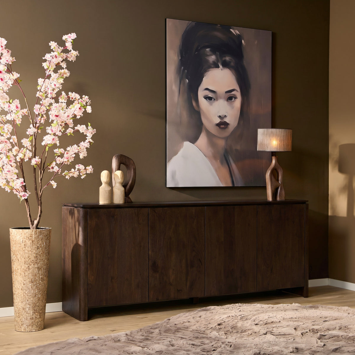 Dressoir Dallas bruin mangohout 210 cm, schuin vooraanzicht in een interieur