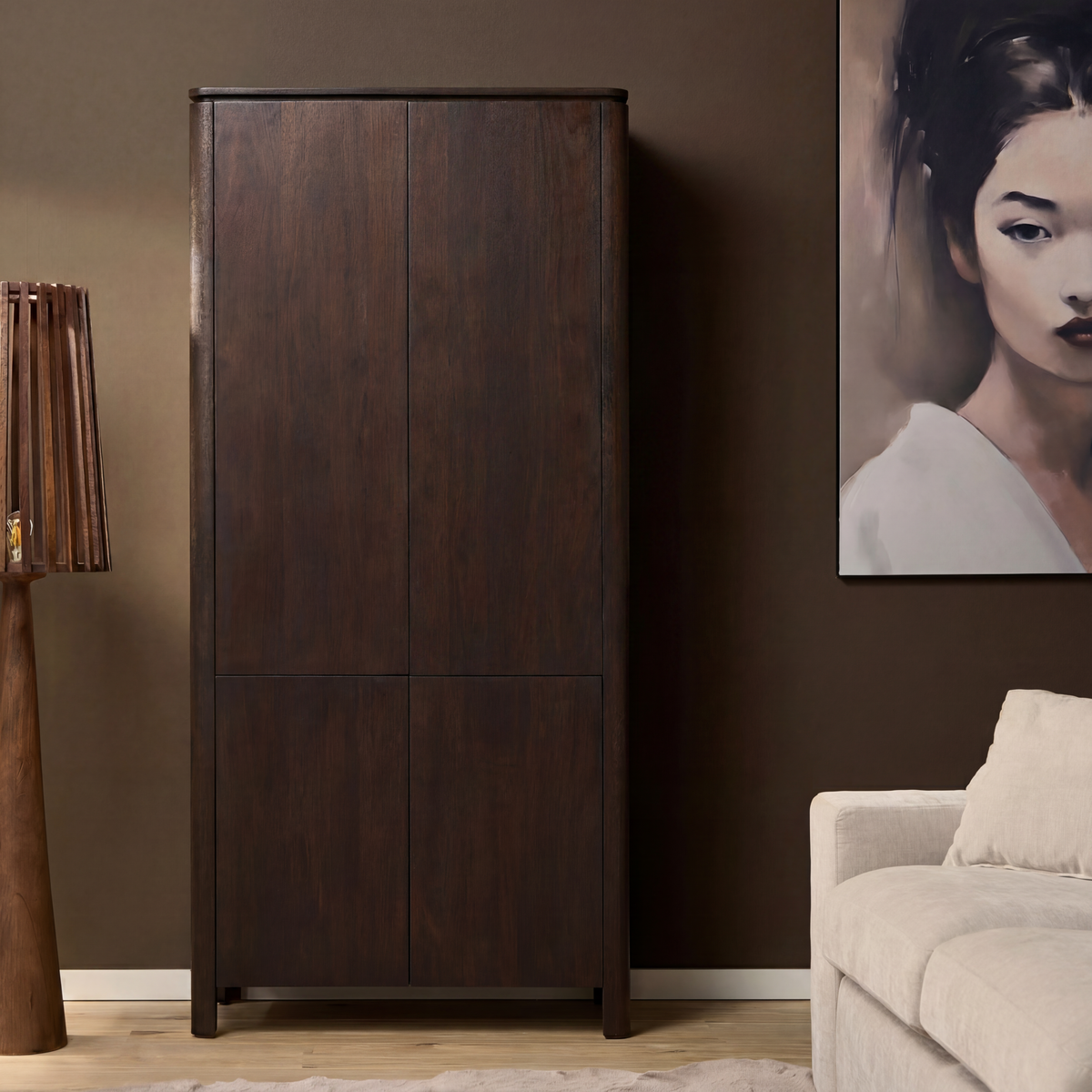 Opbergkast Dallas bruin mangohout 90 cm, vooraanzicht in een interieur
