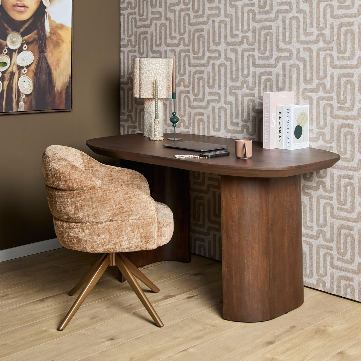 Bureau Maré bruin mangohout in een interieur