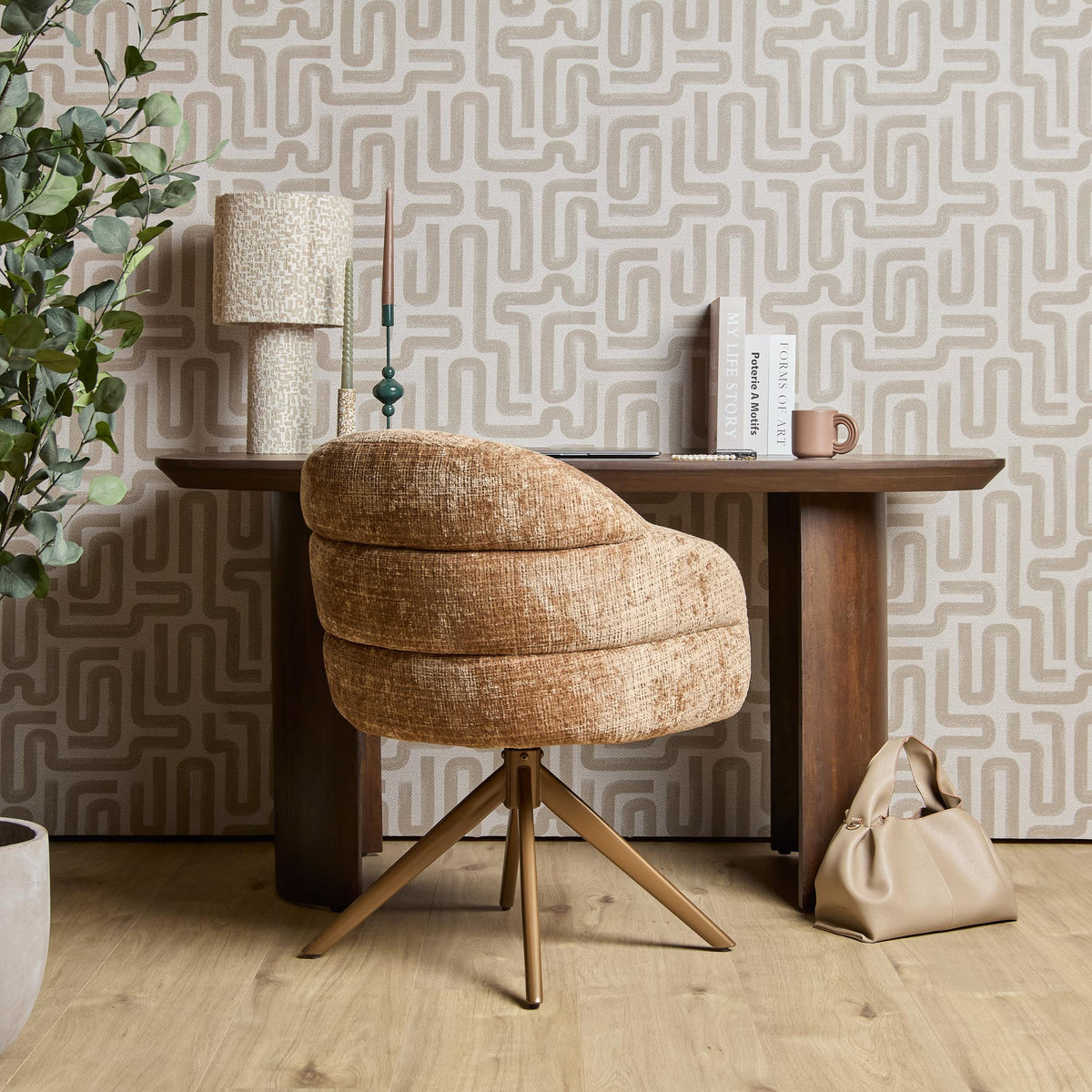 Bureau Maré bruin mangohout in een interieur