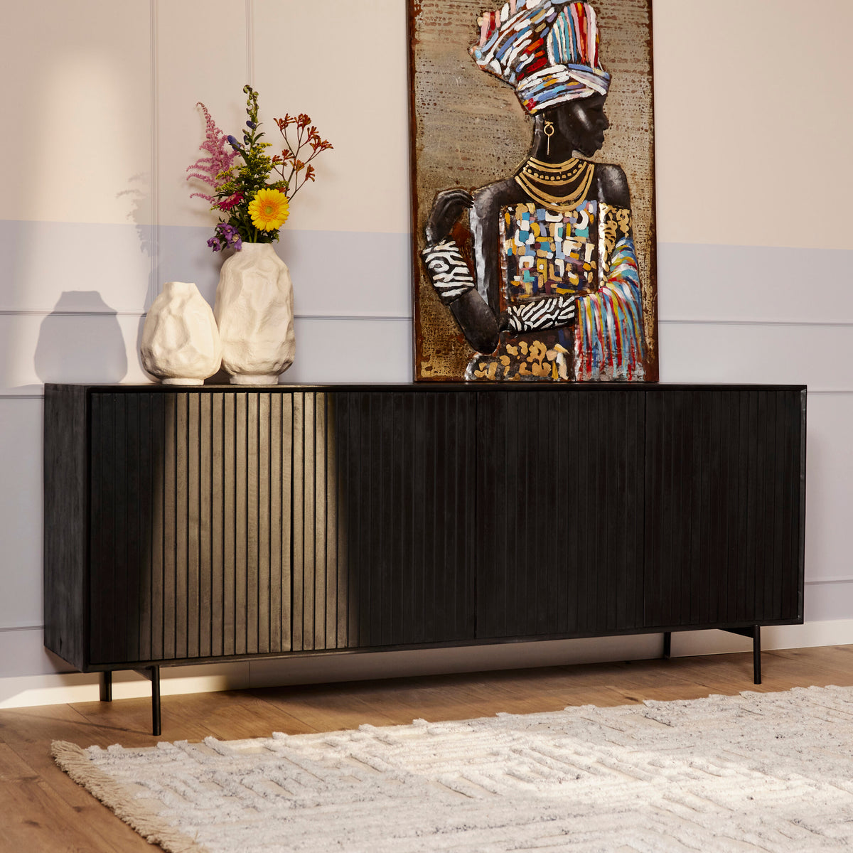 Dressoir Madison zwart mangohout, schuin vooraanzicht in een interieur