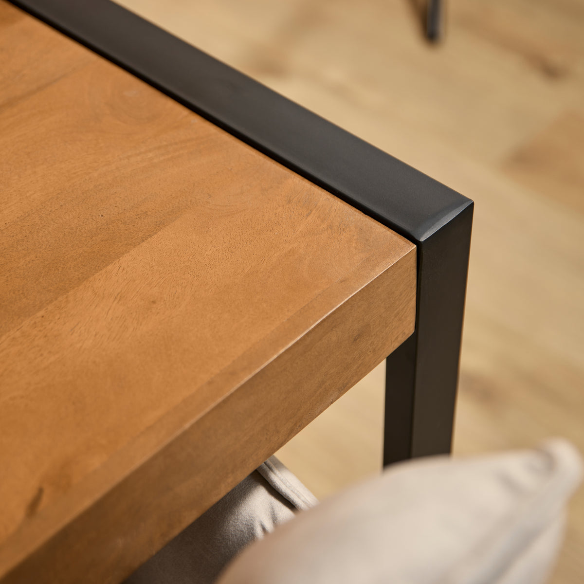 Eettafel Britt | Warm Mangohout | Uitlopend