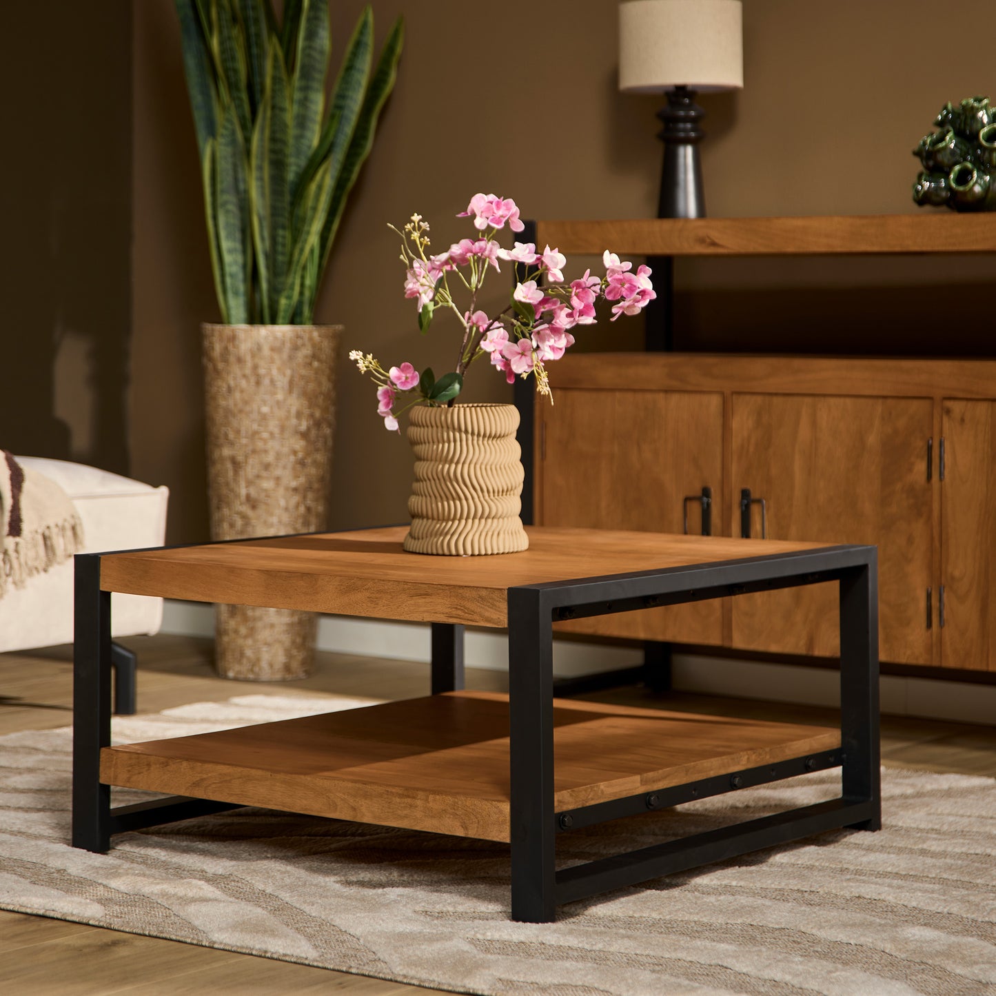 Salontafel Britt | Double Square | Warm Mangohout | Uitlopend — Vooraanzicht - sfeer