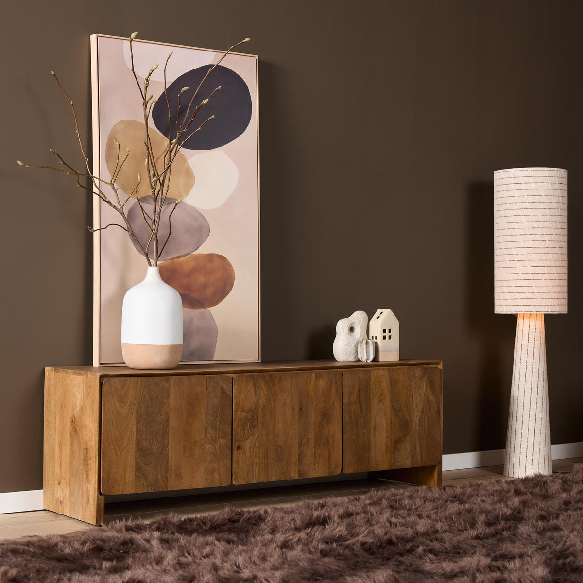 Tv meubel Tense naturel mangohout 150 cm, vooraanzicht in een interieur