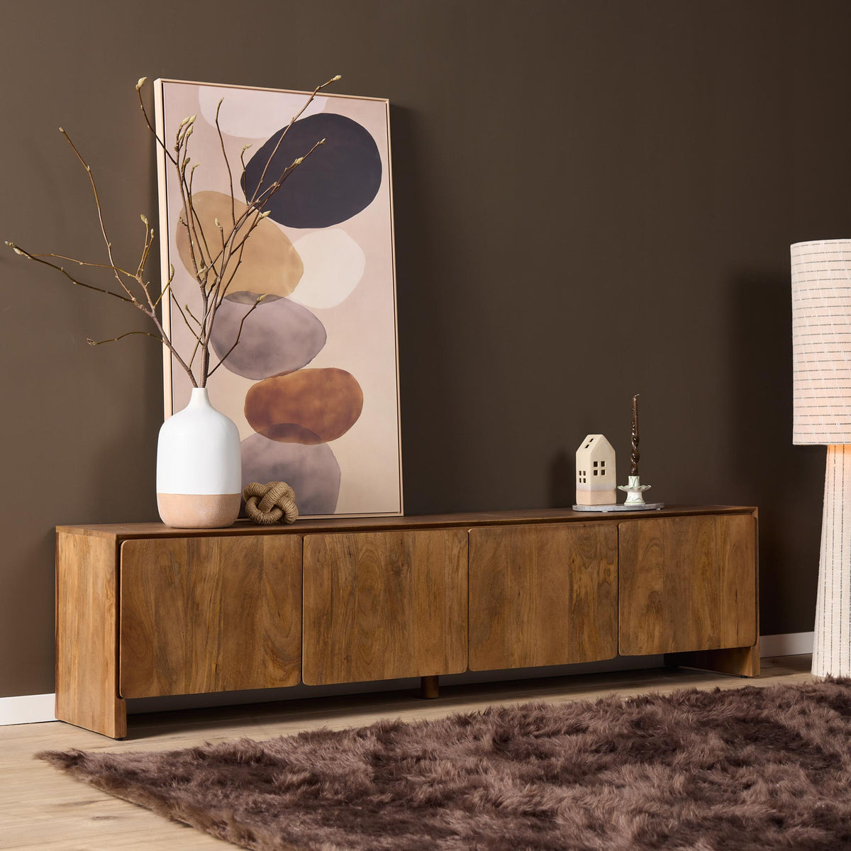 Tv meubel Tense naturel mangohout 200 cm, vooraanzicht in een interieur