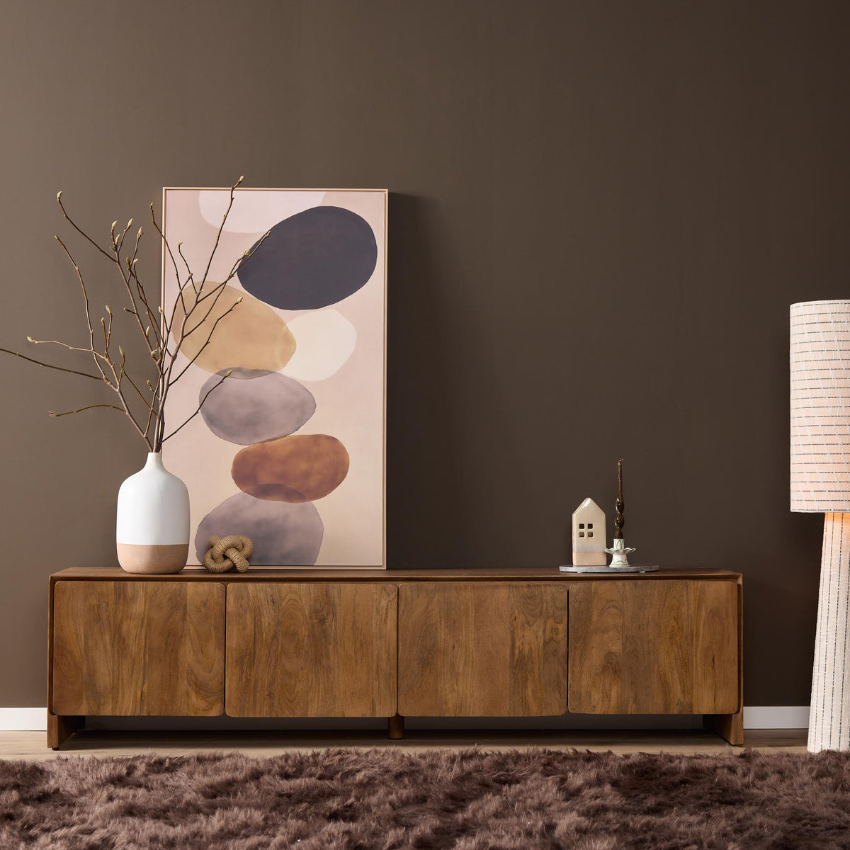 Tv meubel Tense naturel mangohout 200 cm, vooraanzicht in een interieur