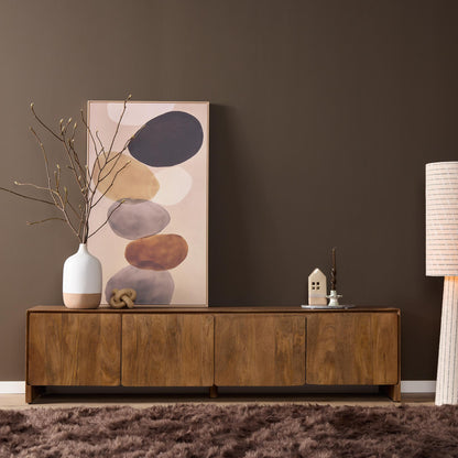 Tv meubel Tense naturel mangohout 200 cm, vooraanzicht in een interieur