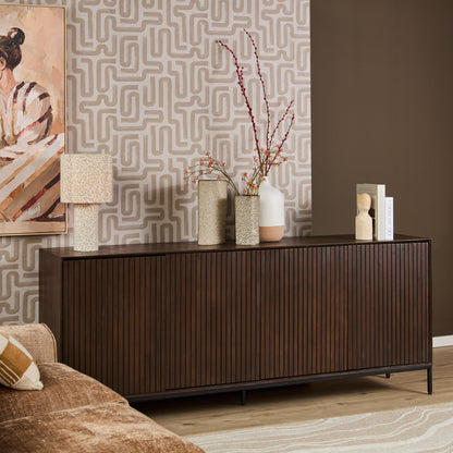 Dressoir Madison bruin, schuin vooraanzicht in een interieur