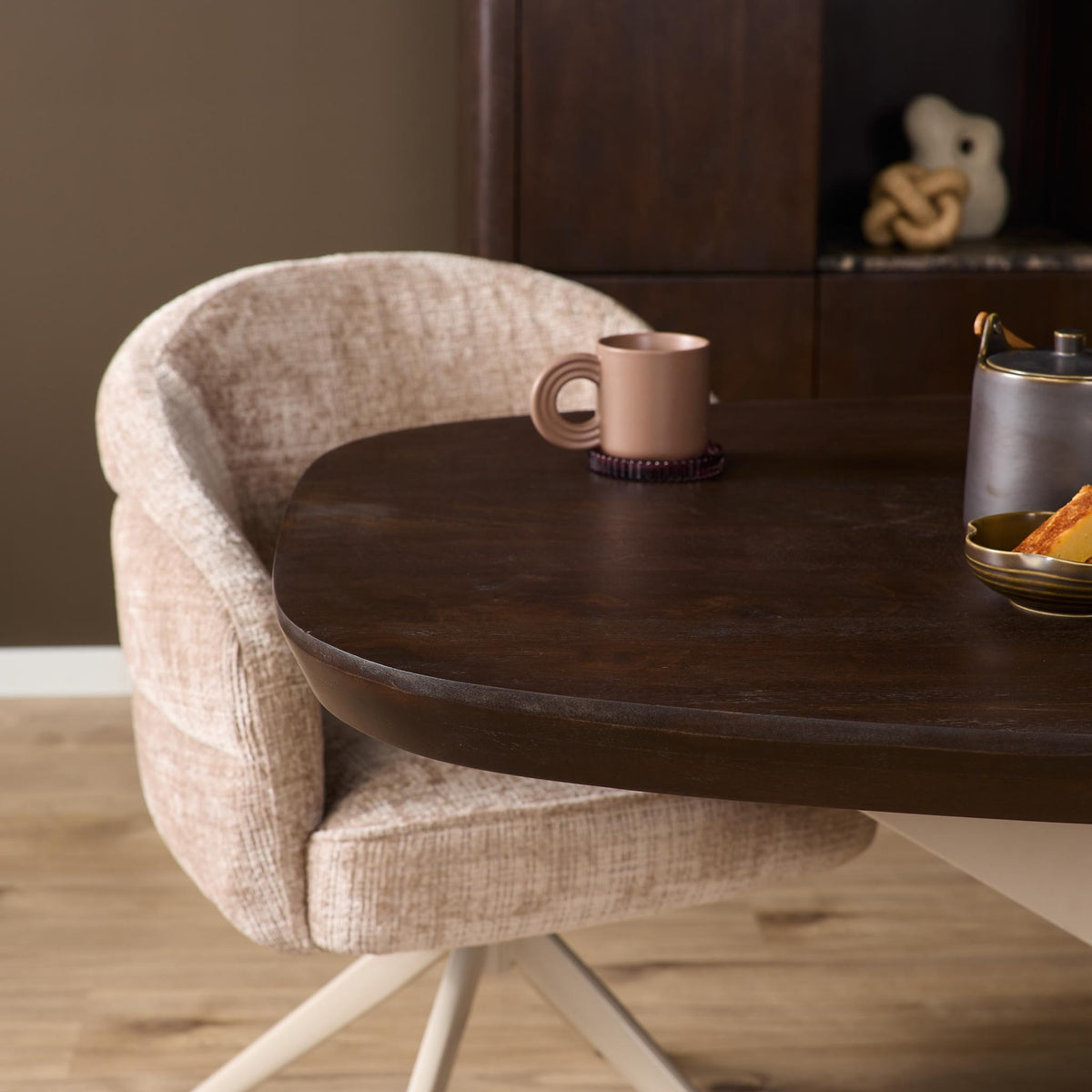Eettafel Madison Brown | Deens Ovaal | Onderstel Sand | Magazijn leegverkoop — Zijaanzicht - sfeer