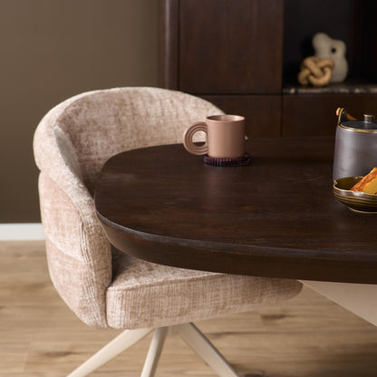 Eettafel Madison Brown | Deens Ovaal | Onderstel Sand | Magazijn leegverkoop — Zijaanzicht - sfeer