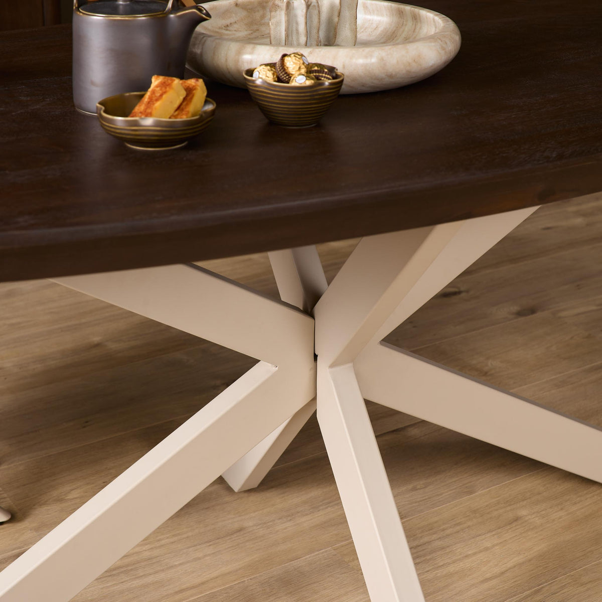 Eettafel Madison Brown | Deens Ovaal | Onderstel Sand | Magazijn leegverkoop — Detail