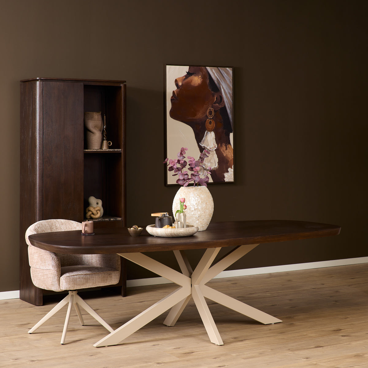 Eettafel Madison Brown | Deens Ovaal | Onderstel Sand | Magazijn leegverkoop — Algemene Sfeerfoto
