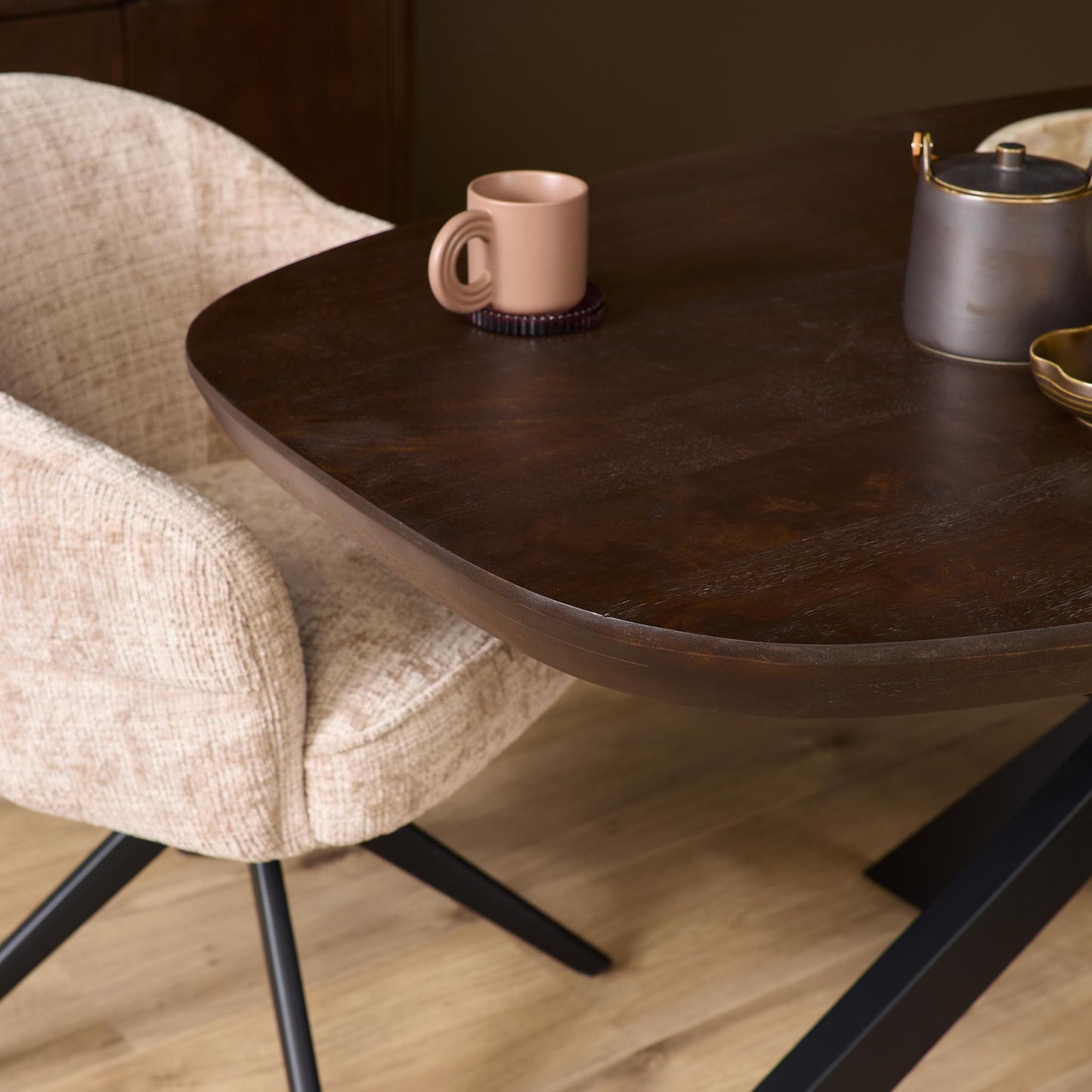 Eettafel Madison Brown | Deens Ovaal | Onderstel Zwart