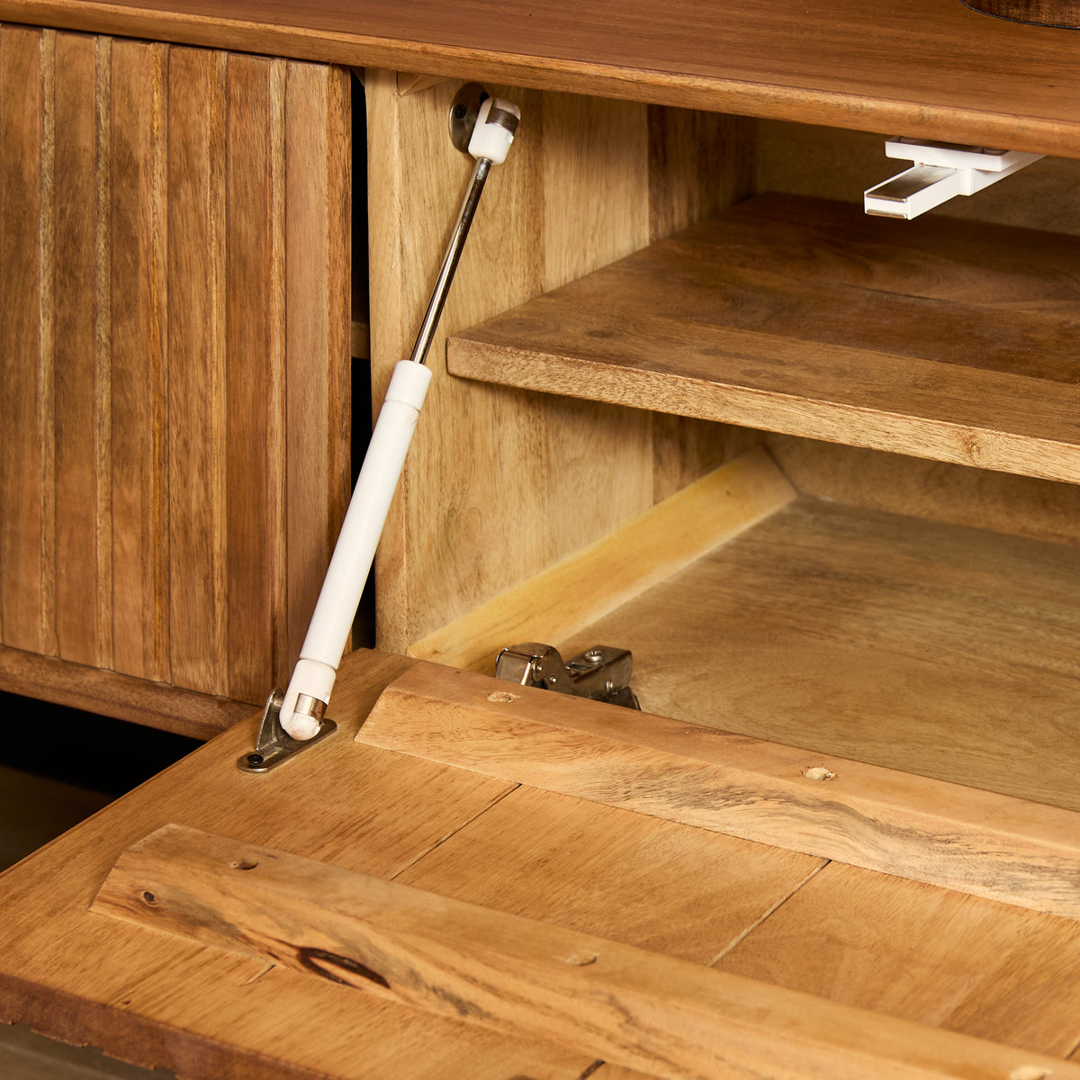 TV-Meubel Madison zwevend mangohout, detail van de functie
