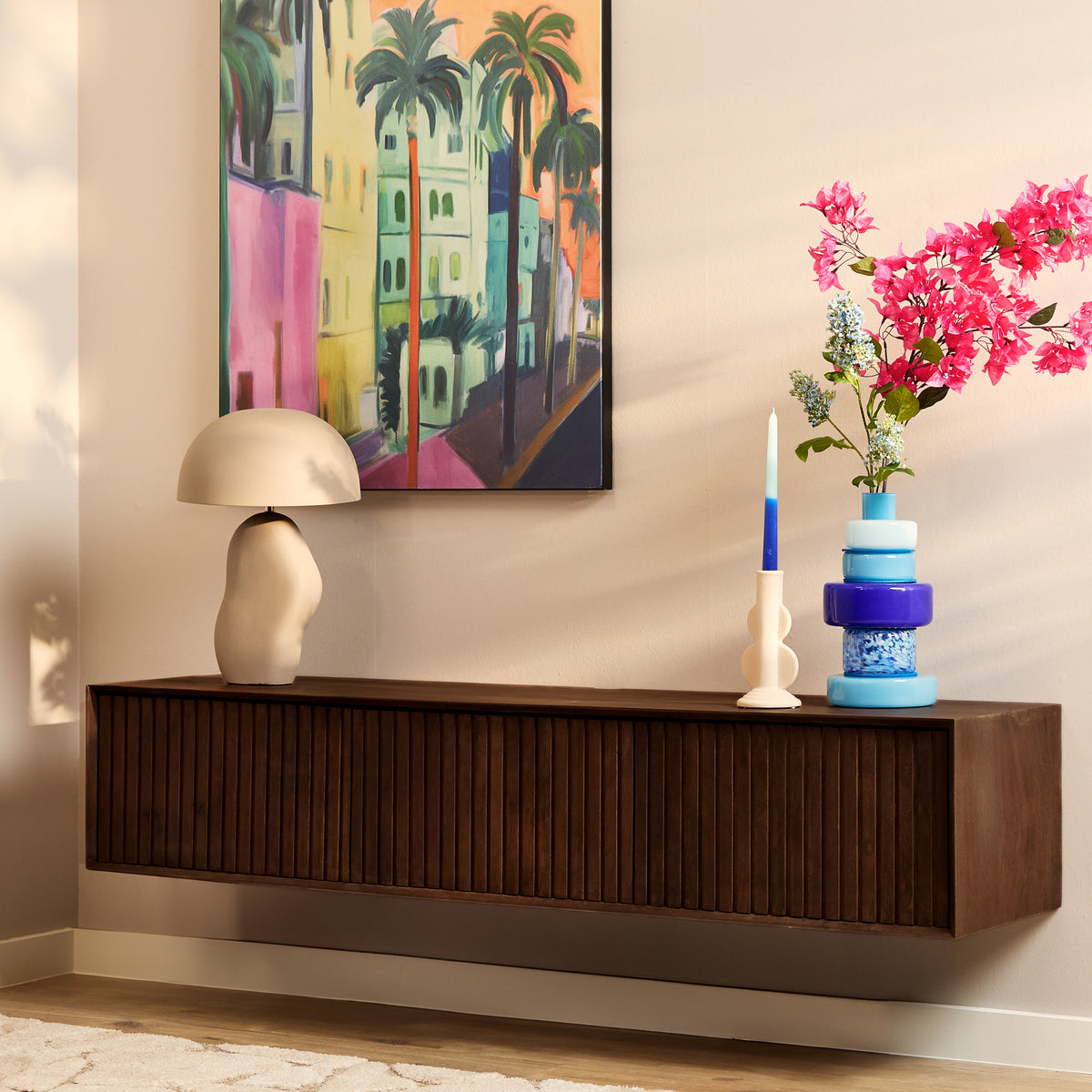 TV-Meubel Madison zwevend bruin mangohout, vooraanzicht in een interieur