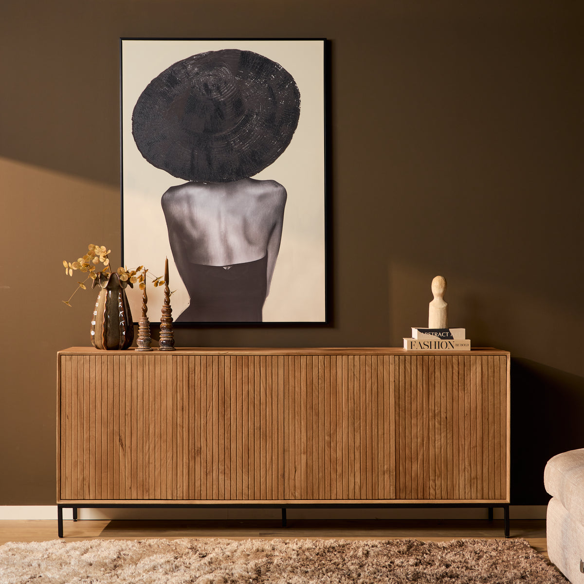 Dressoir Madison naturel mangohout, vooraanzicht in een interieur