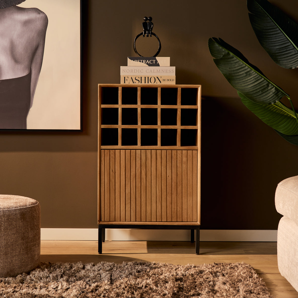 Wijnkast Madison naturel mangohout, vooraanzicht in een interieur