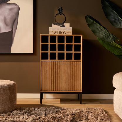 Wijnkast Madison naturel mangohout, vooraanzicht in een interieur
