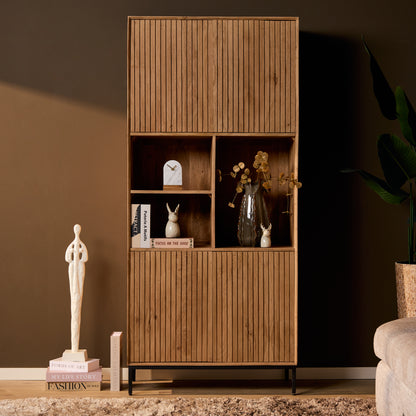 Vakkenkast Madison naturel mangohout, vooraanzicht in een interieur