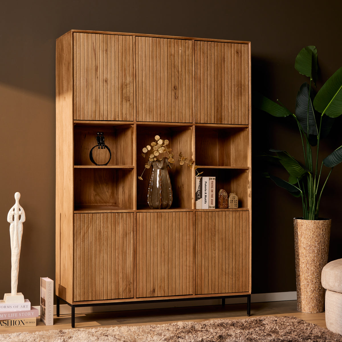 Vakkenkast XL Madison naturel mangohout, schuin vooraanzicht in een interieur