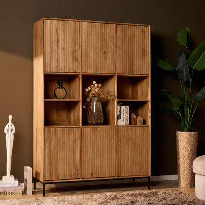 Vakkenkast XL Madison naturel mangohout, schuin vooraanzicht in een interieur