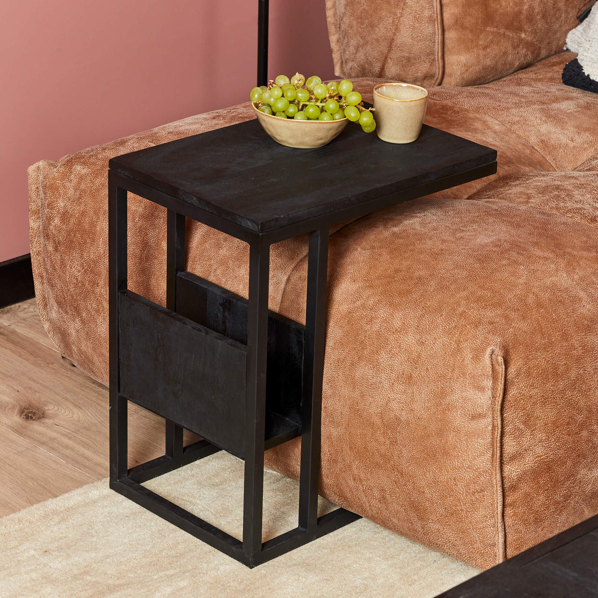 Laptoptafel Yara | Zwart Mangohout — Zijaanzicht - sfeer