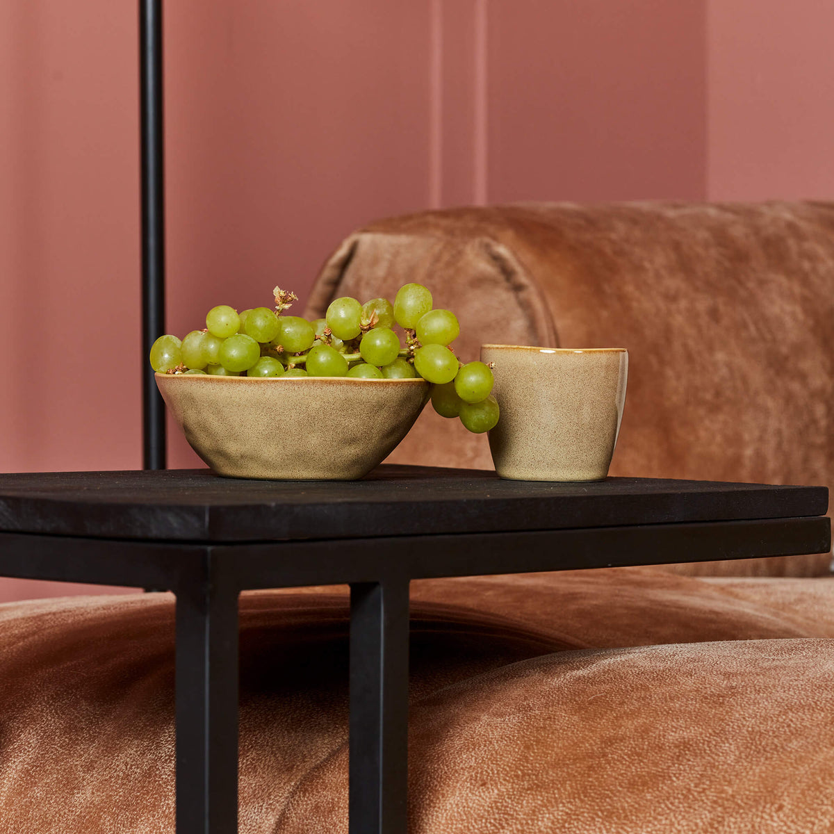 Laptoptafel Yara | Zwart Mangohout — Vooraanzicht - sfeer