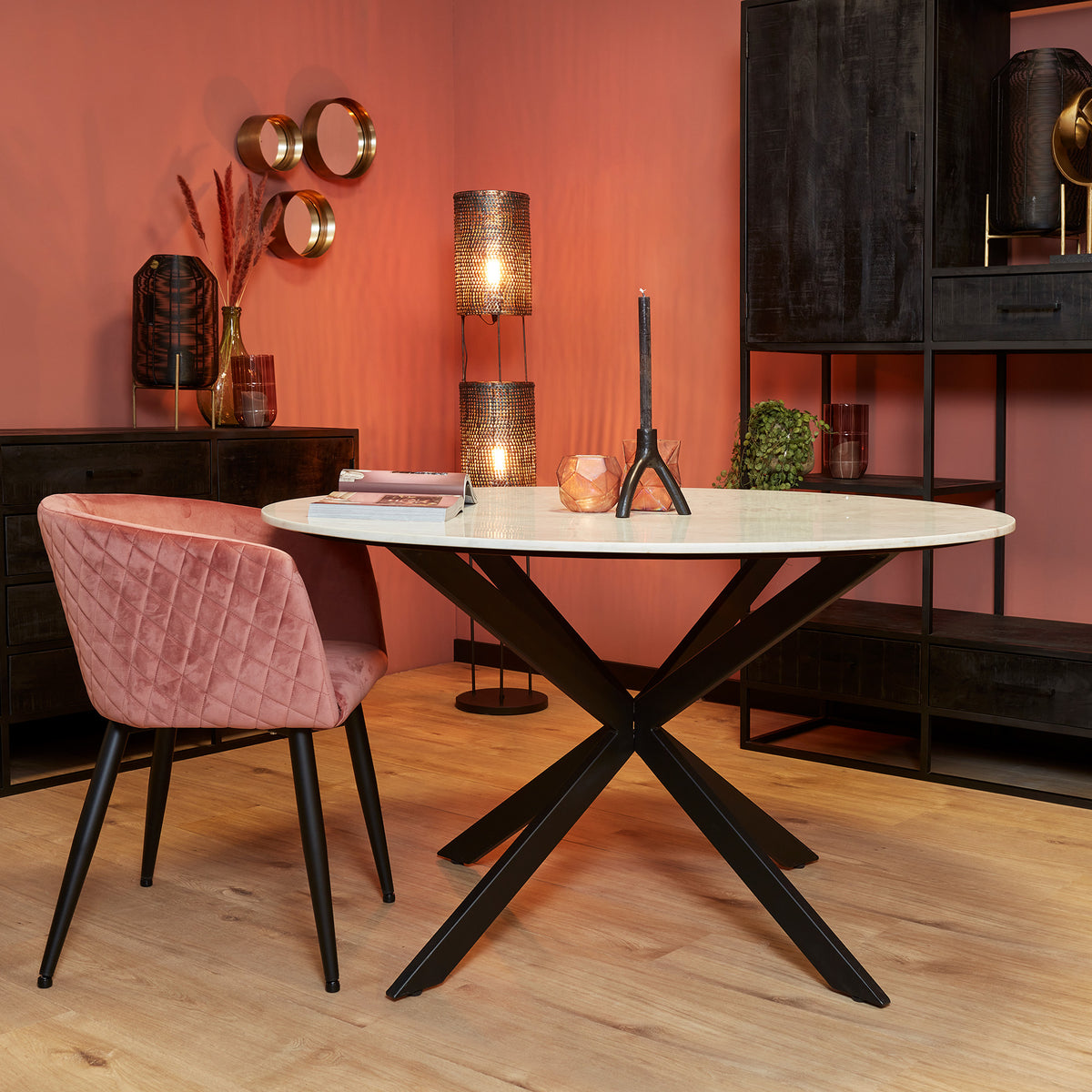 Eettafel Lynn rond wit marmer, vooraanzicht in een interieur