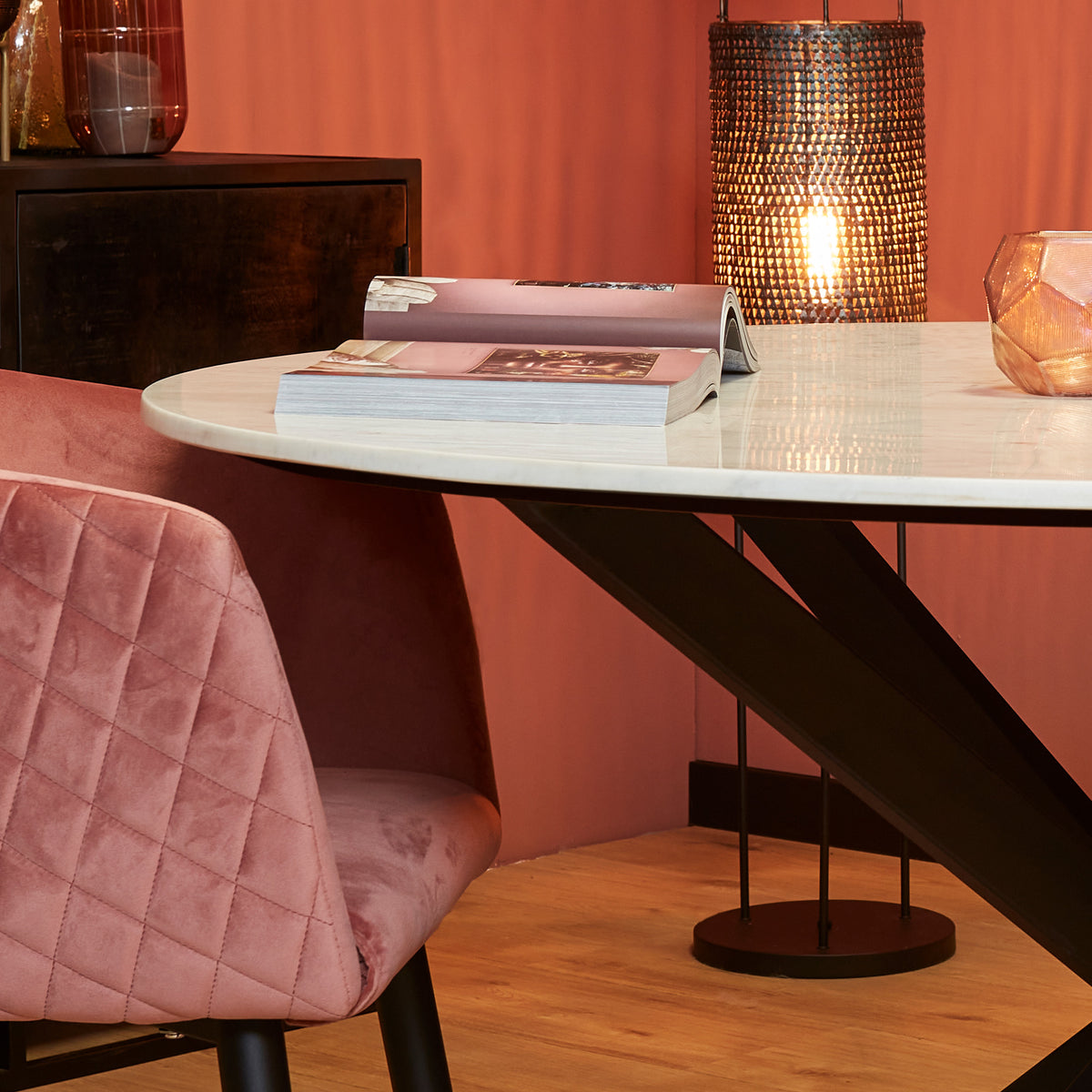 Eettafel Lynn rond wit marmer, detail van het materiaal