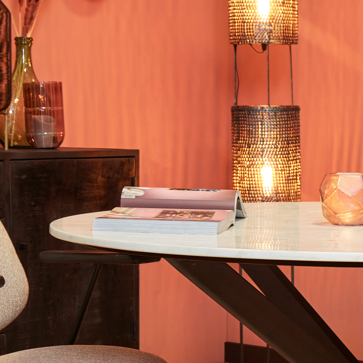Eettafel Lynn rond wit marmer, detail van het materiaal