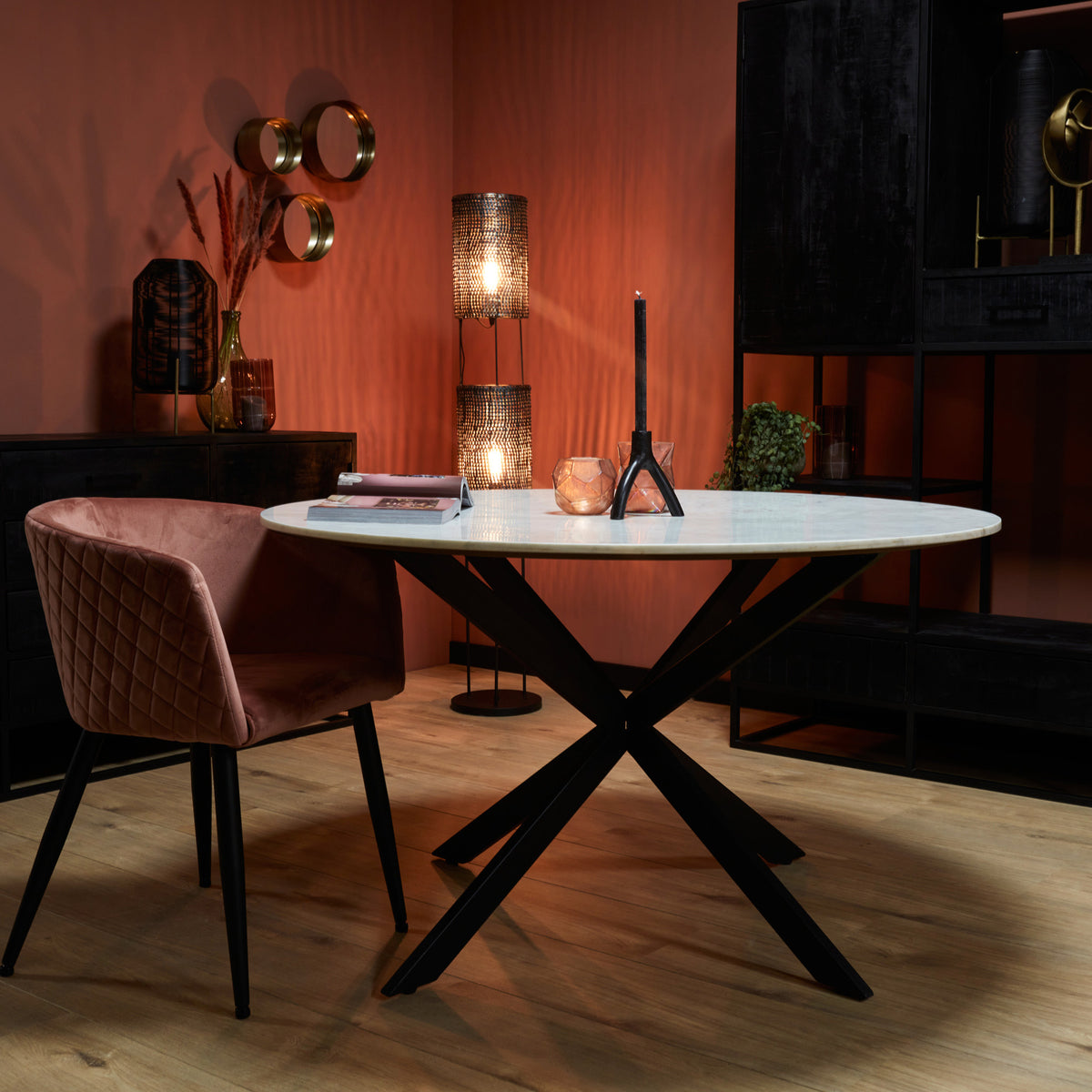 Eettafel Lynn rond wit marmer, vooraanzicht in een interieur
