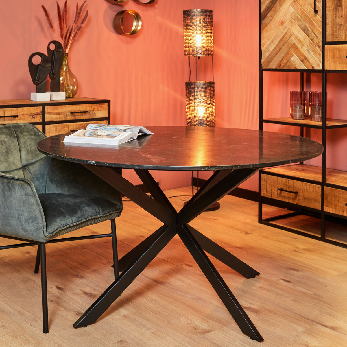 Eettafel Lynn rond zwart marmer, vooraanzicht in een interieur
