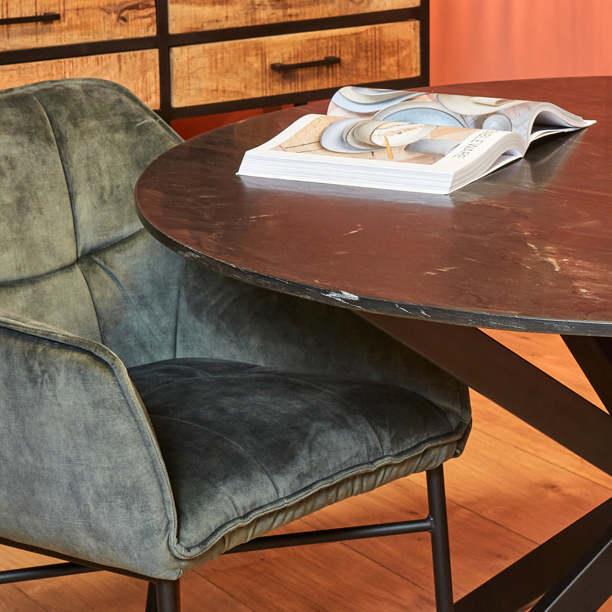 Eettafel Lynn rond zwart marmer, detail van het materiaal