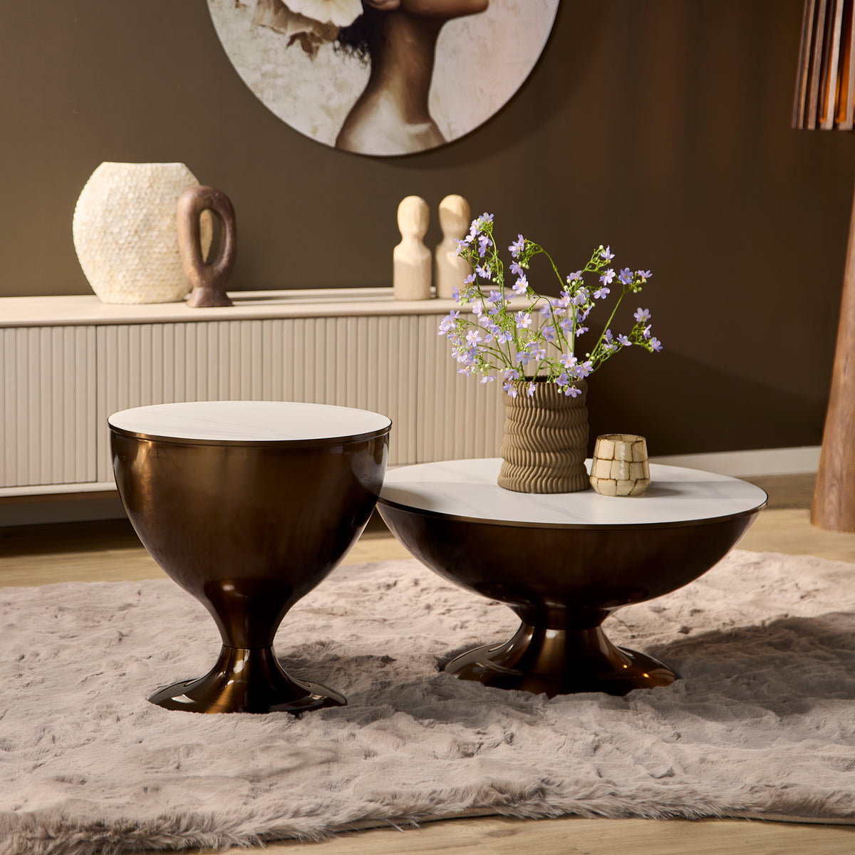 Salontafel Ava brons marmer, vooraanzicht in een interieur