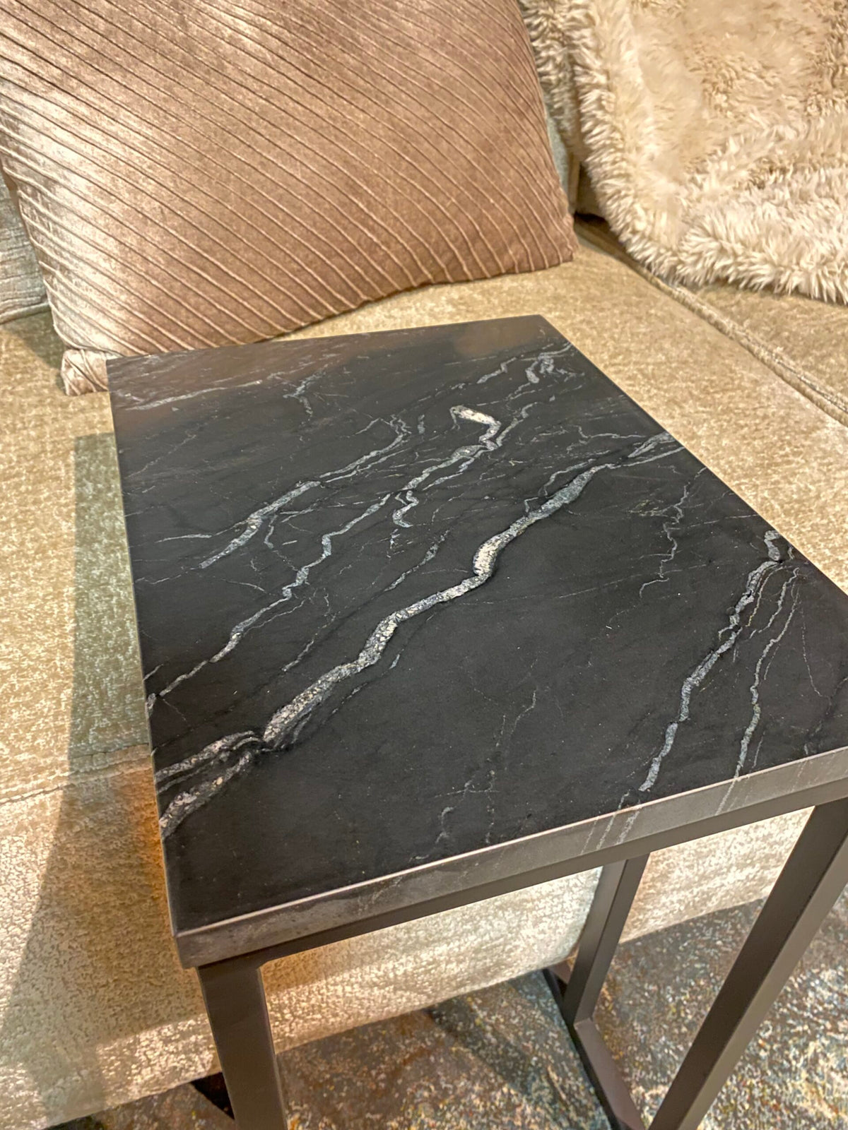Laptoptafel Nova zwart marmer, detail van het materiaal