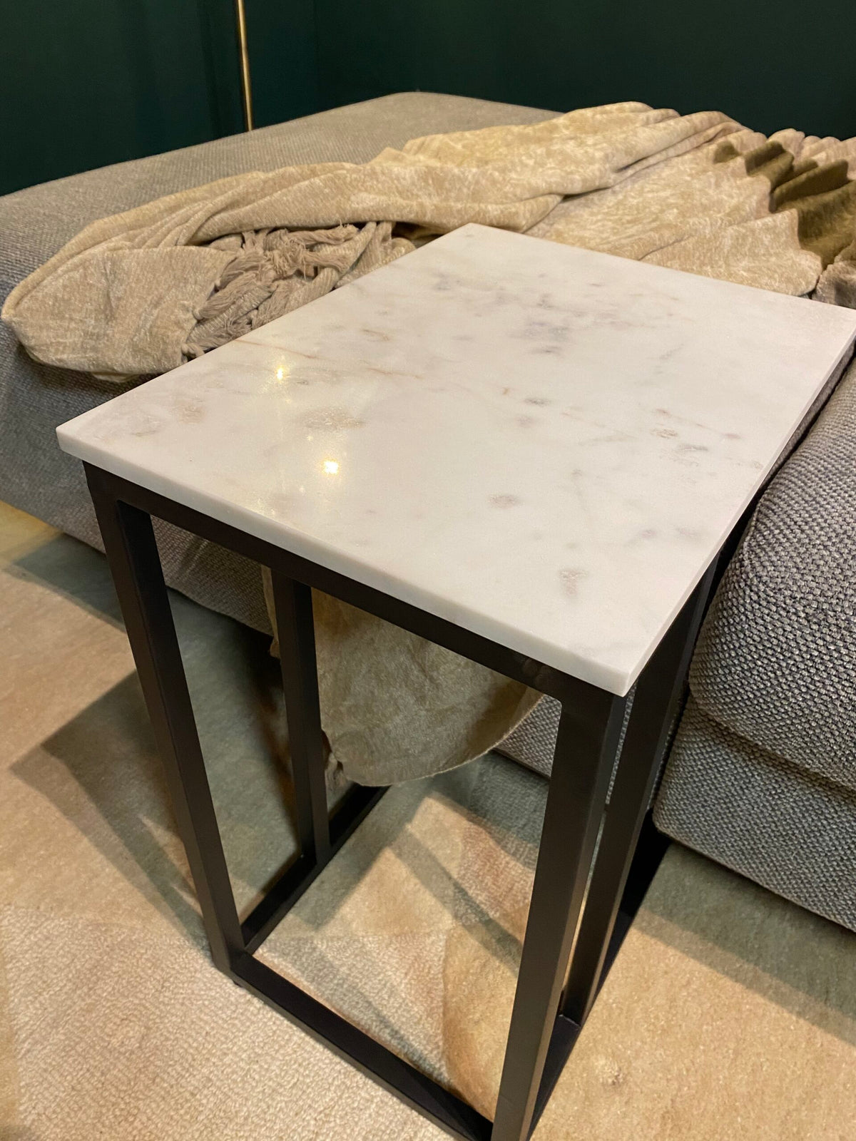 Laptoptafel Nova wit marmer, detail van het materiaal