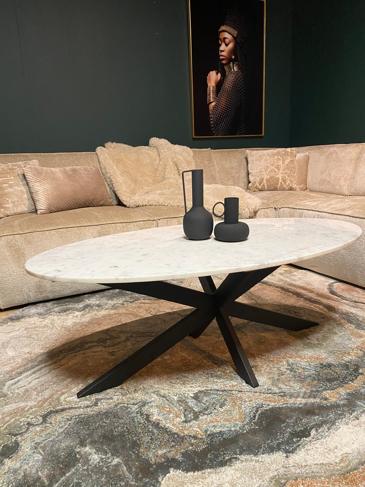 Salontafel Faye wit marmer, schuin vooraanzicht in een interieur