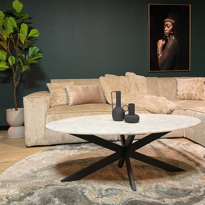 Salontafel Faye wit marmer, schuin vooraanzicht in een interieur