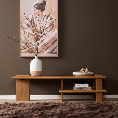 Tv meubel Lina naturel mangohout, vooraanzicht in een interieur
