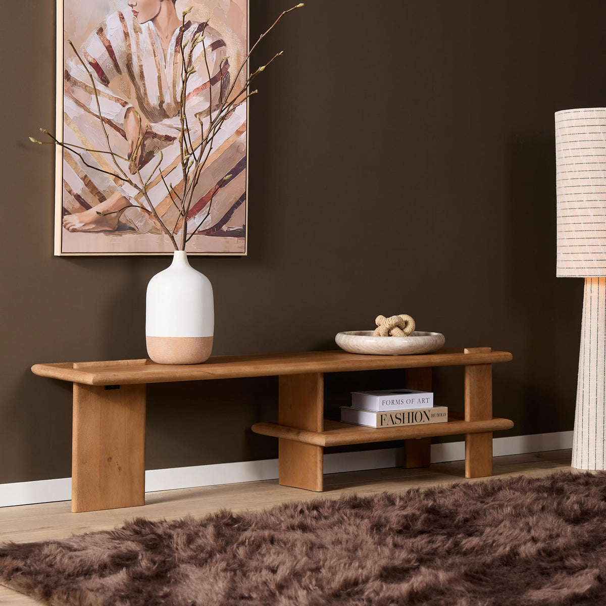 Tv meubel Lina naturel mangohout, vooraanzicht in een interieur