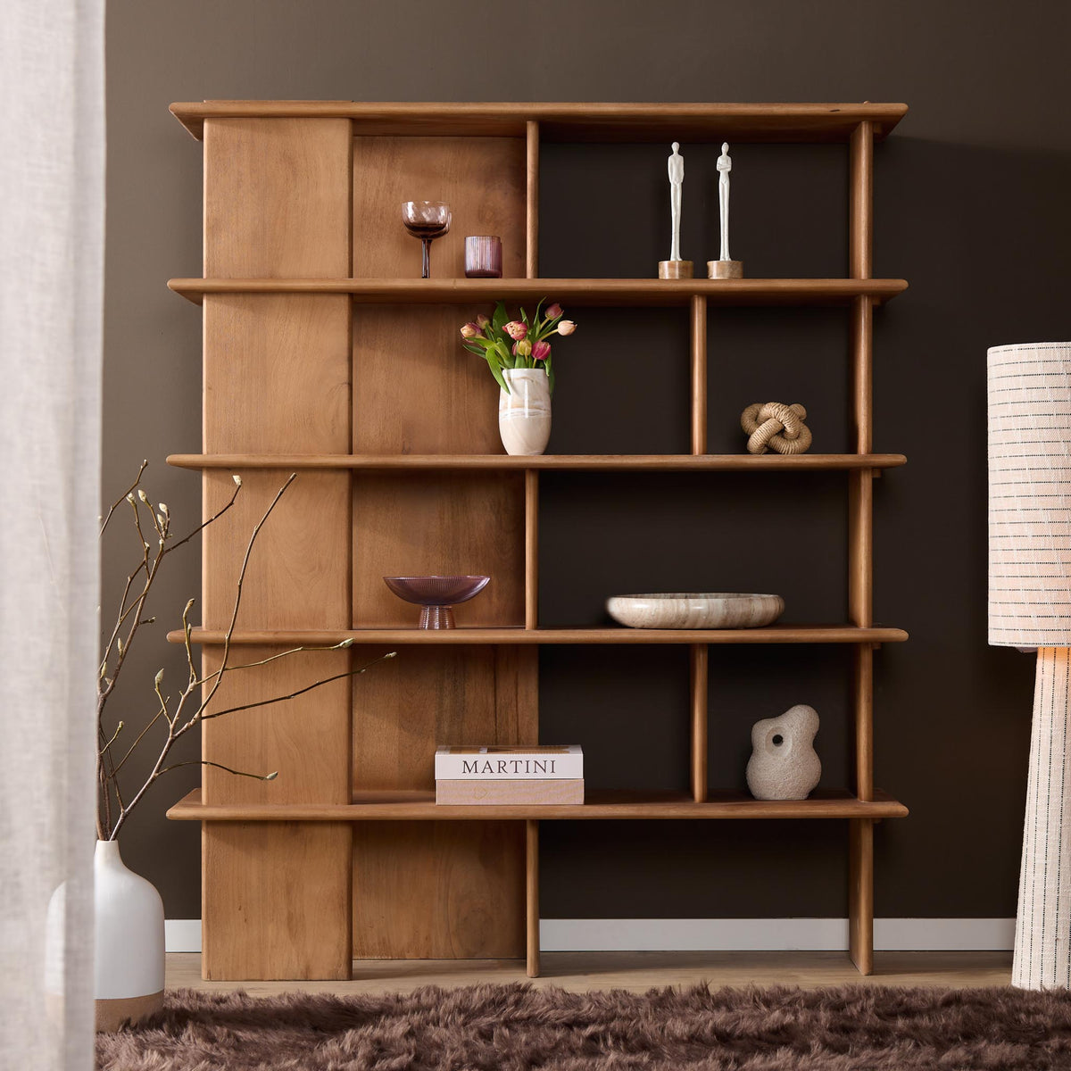 Wandkast Lina naturel mangohout, vooraanzicht in een interieur