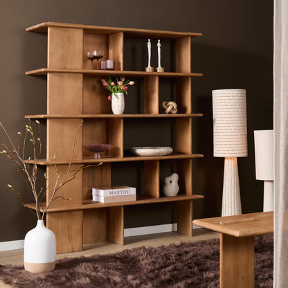 Wandkast Lina naturel mangohout, vooraanzicht in een interieur