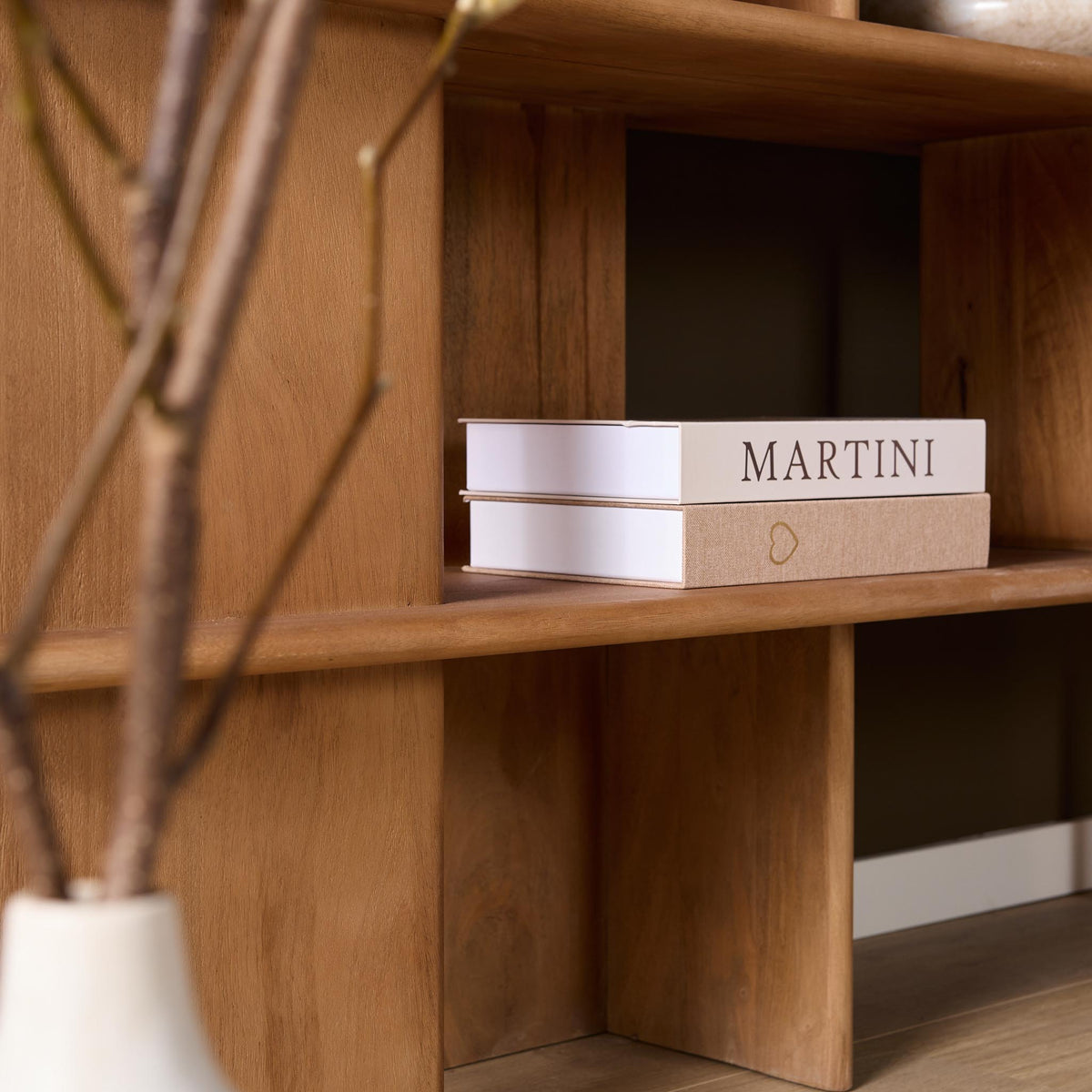 Wandkast Lina naturel mangohout, detail van het materiaal