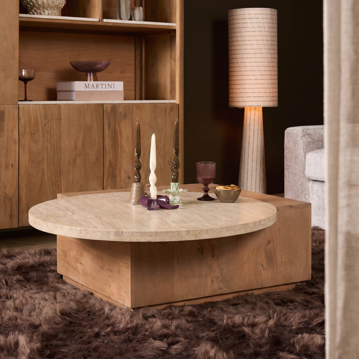 Salontafel Numa naturel travertin, vooraanzicht in een interieur