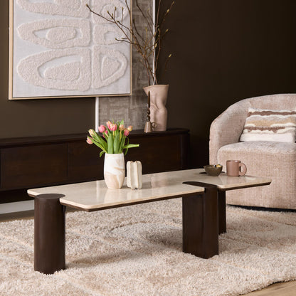 Salontafel Maeve bruin mangohout, vooraanzicht in een interieur