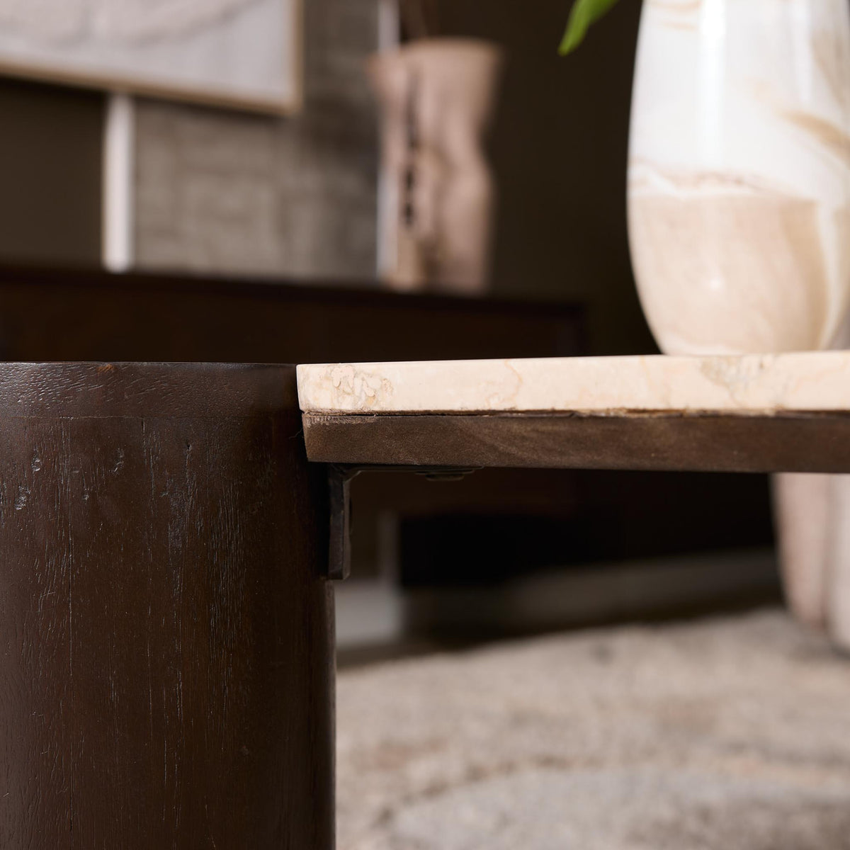 Salontafel Maeve bruin mangohout, detail van het materiaal