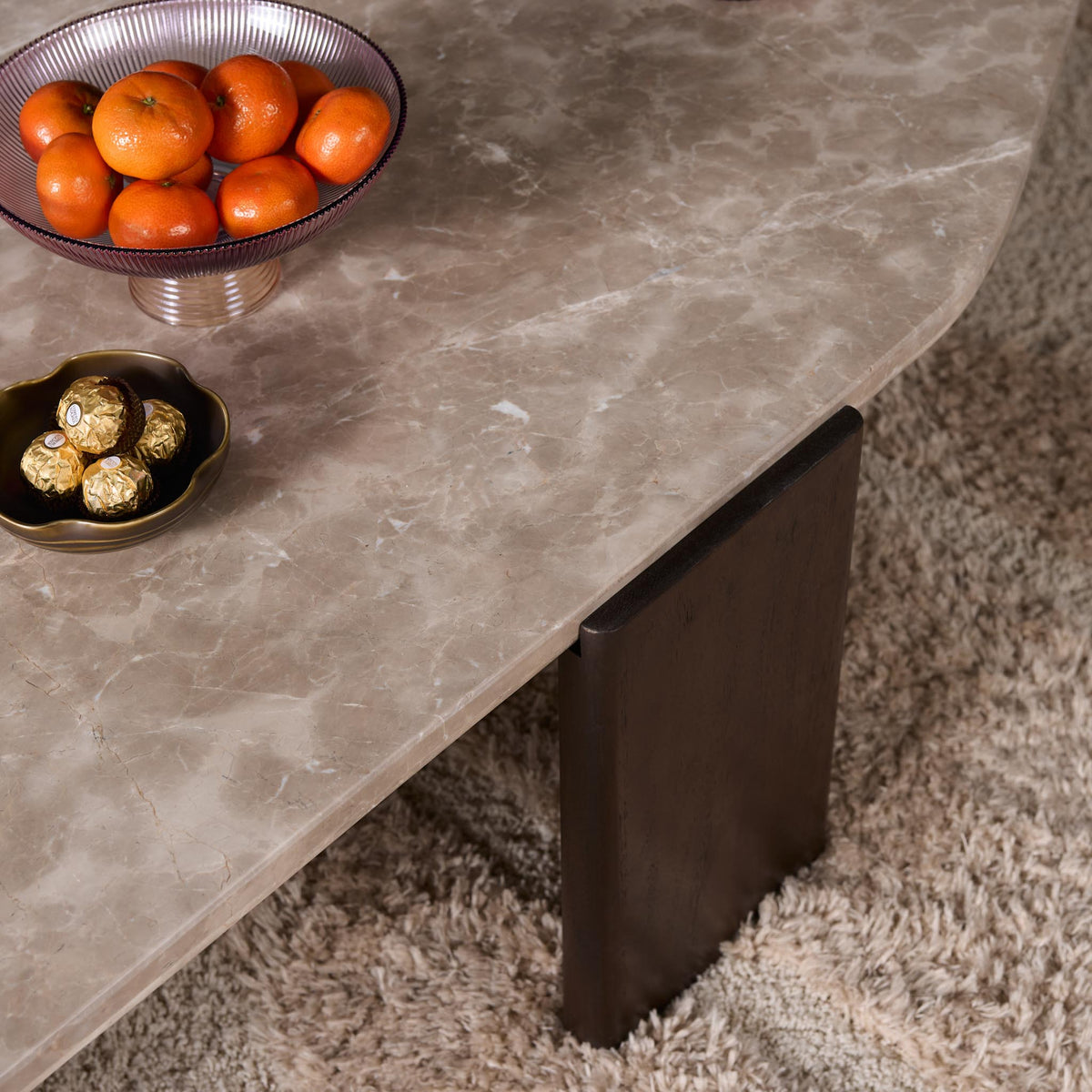 Salontafel Maeve bruin mangohout, detail van het materiaal