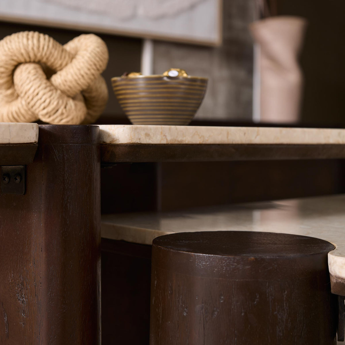 Salontafel Maeve bruin mangohout, detail van het materiaal