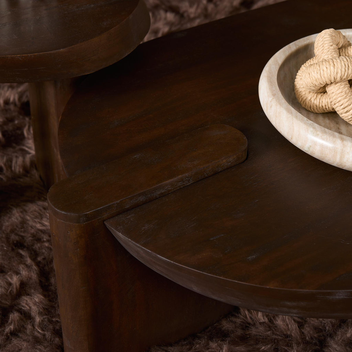 Bijzettafel Rava bruin mangohout, detail van het materiaal