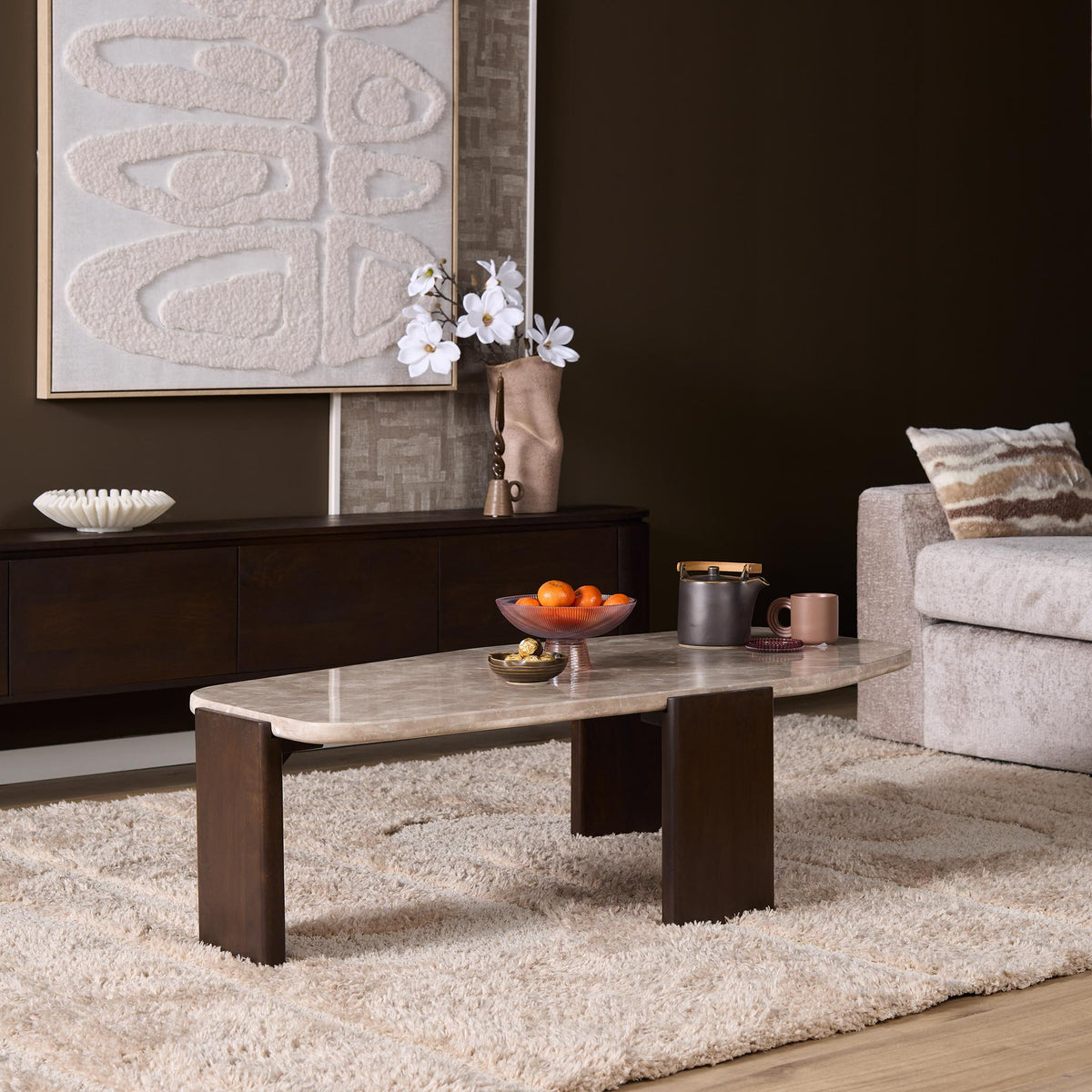 Salontafel Silva bruin mangohout in een interieur
